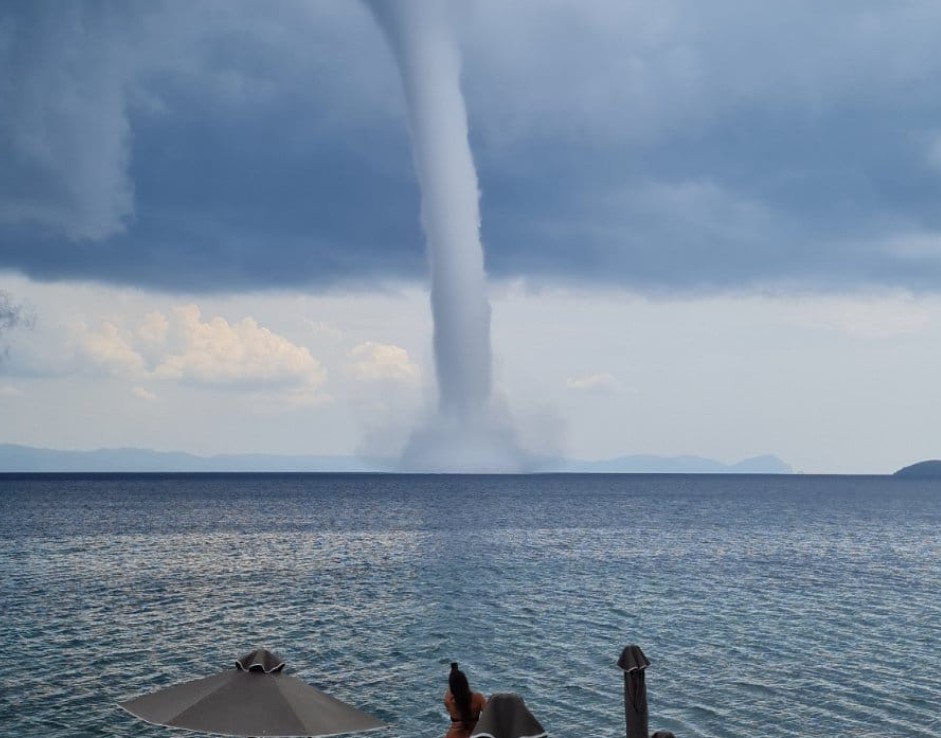 ФОТО+ВИДЕО: Водено торнадо на плажа во Халкидики