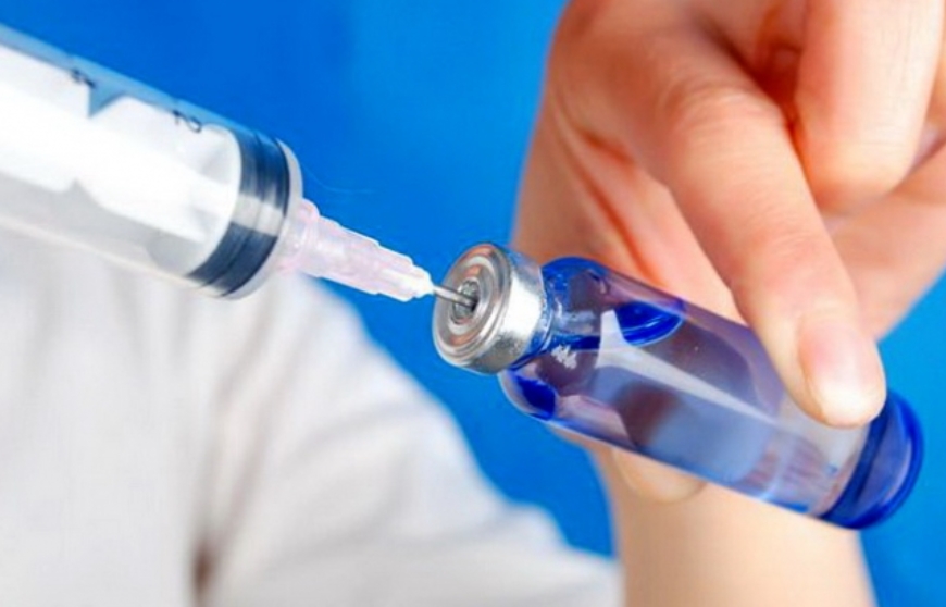 Ефикасна е против омикрон: Британија прва одобри бивалентна вакцина против коронавирус