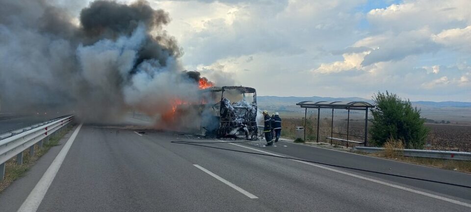 НОВ ИНЦИДЕНТ НА АВТОПАТОТ ТРАКИЈА: Се запали автобус во кој се возеле 50 лица (ФОТО)