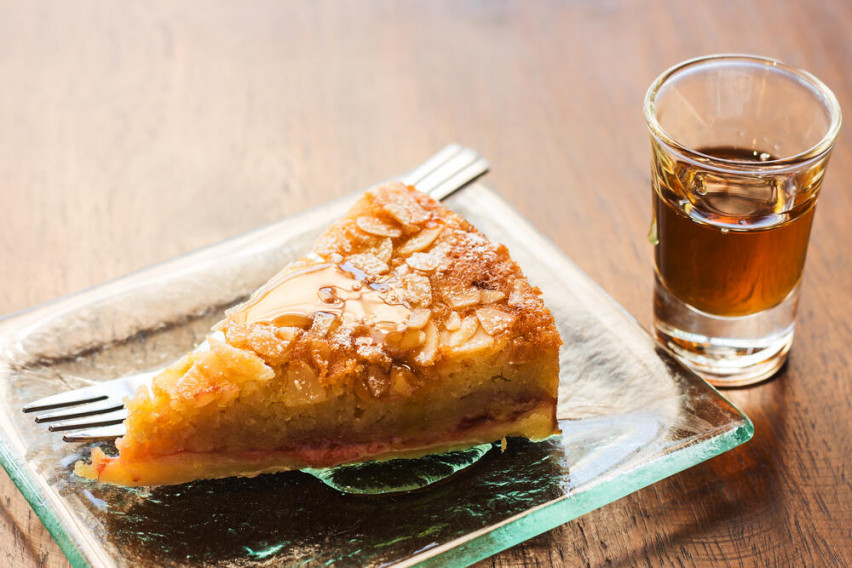 Најсочниот десерт којшто ќе го пробате и веднаш ќе го закасате: Турски колач со мед и ореви кој ќе ве воодушеви