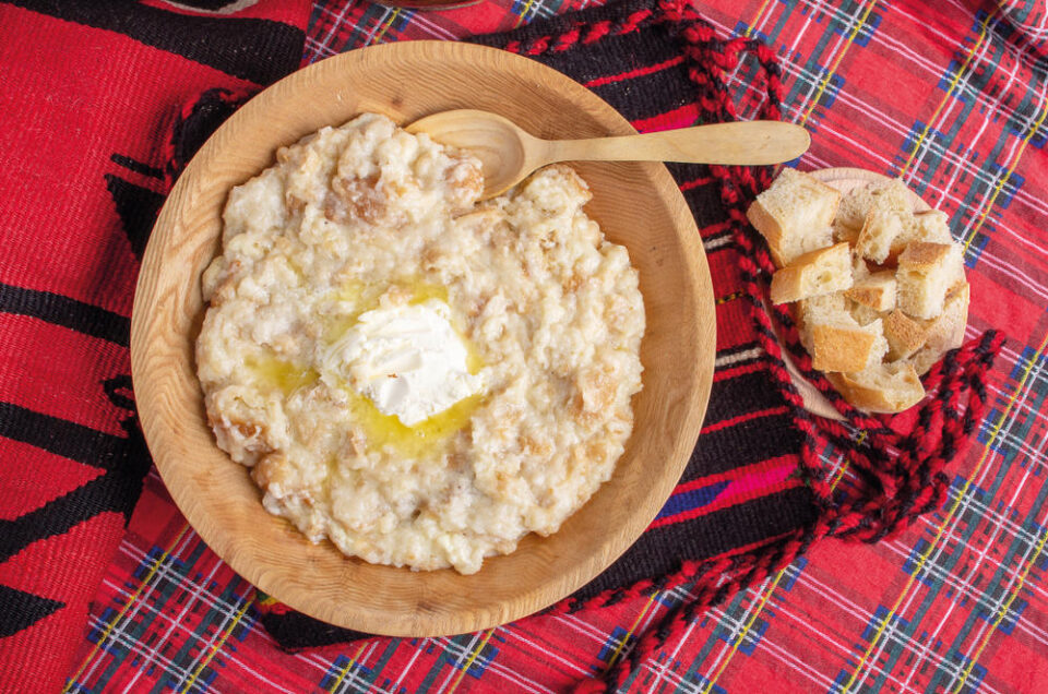 Стар југословенски рецепт за НАЈСОЧНИОТ ВКУС: Вака спремена попара ќе биде доручек број 1 на вашата трпеза!