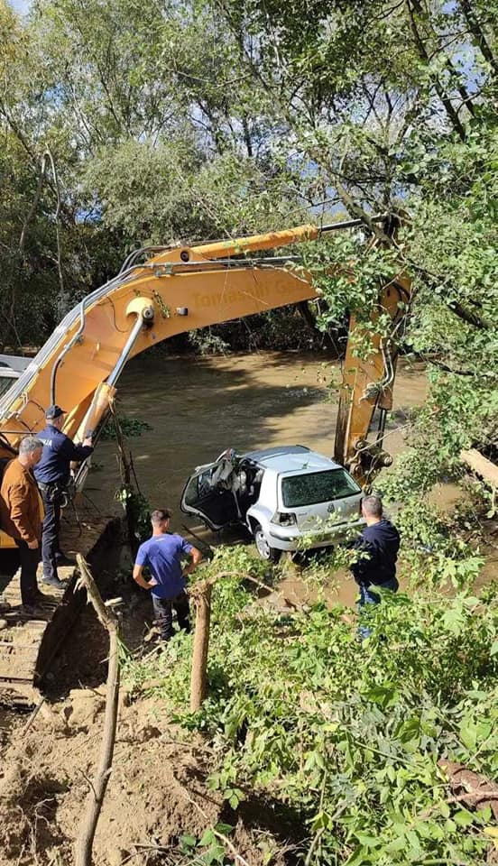 Полициски екипи и денеска на терен, се пребаруваат водите на Вардар каде вчера излета автомобил