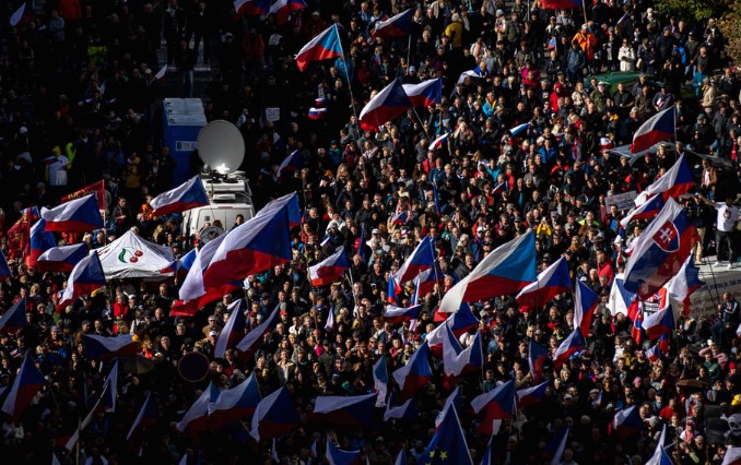 Илјадници луѓе во Прага побараа оставка од чешката Влада
