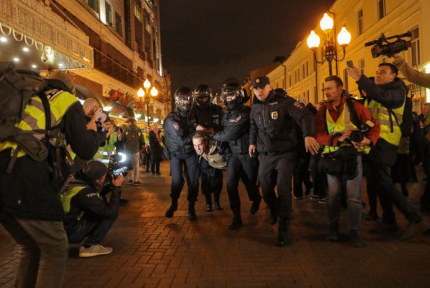 Полицијата уапси над 1.500 демонстранти во Русија
