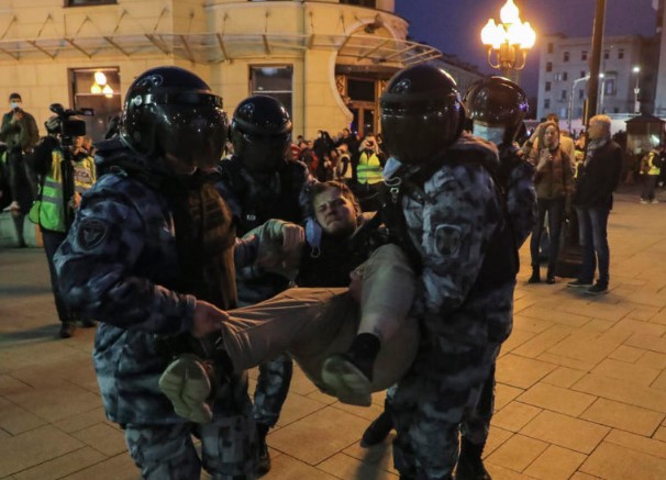 Во Русија приведени над сто демонстранти