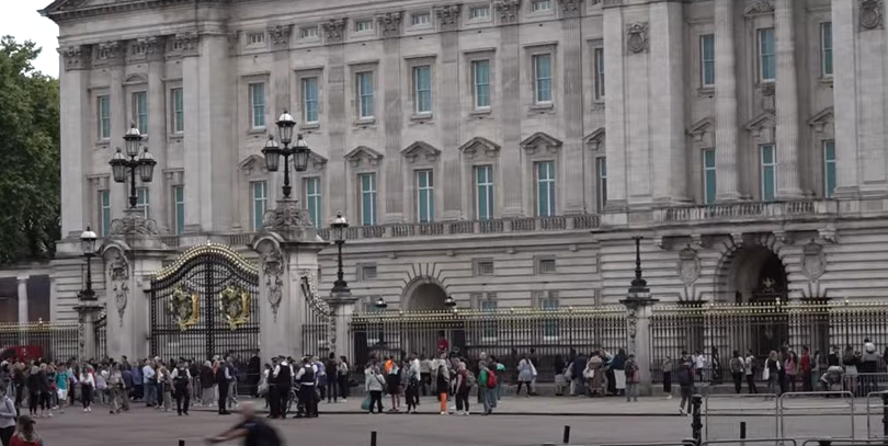 BBC наеднаш ја прекина програмата, се емитуваат вонредни вести – стотици граѓани веќе започнаа да се собираат пред кралскиот дворец (ВИДЕО)