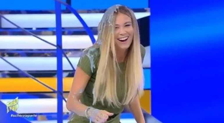 Најзгодната италијанска водителка падна во емисија во живо – видеото стана вирален хит само поради една работа, не може да не ја забележите