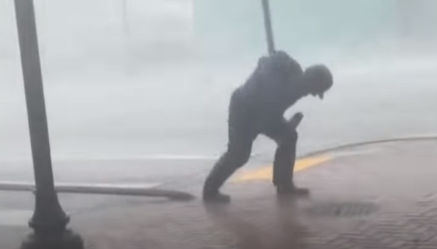 ВИДЕО: Гранка удри репортер додека известуваше за ураганот во Флорида, колегата го молеше да се врати во студио
