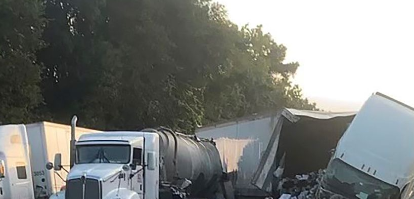ДРАМА ВО САД: Се судриле два камиони, а други два застанале во помош, па во нив се забил уште еден – кога ќе дознаете што имало во него ќе подзинете