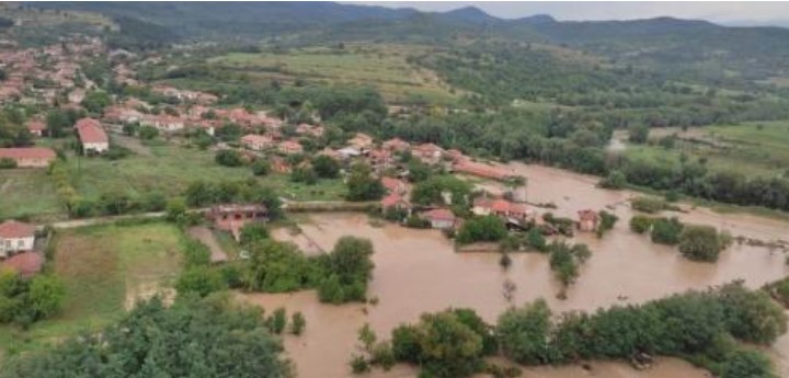 Дваесет лица се спасени со хеликоптер од поројниот дожд во Карлово, централна Бугарија