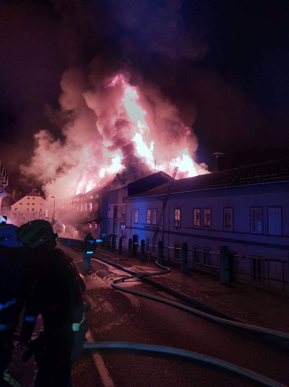 Голем пожар во Крањ, евакуирани 67 лица