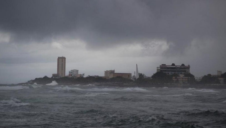 ВИДЕО: Куба остана без струја по ударот на ураганот Ијан