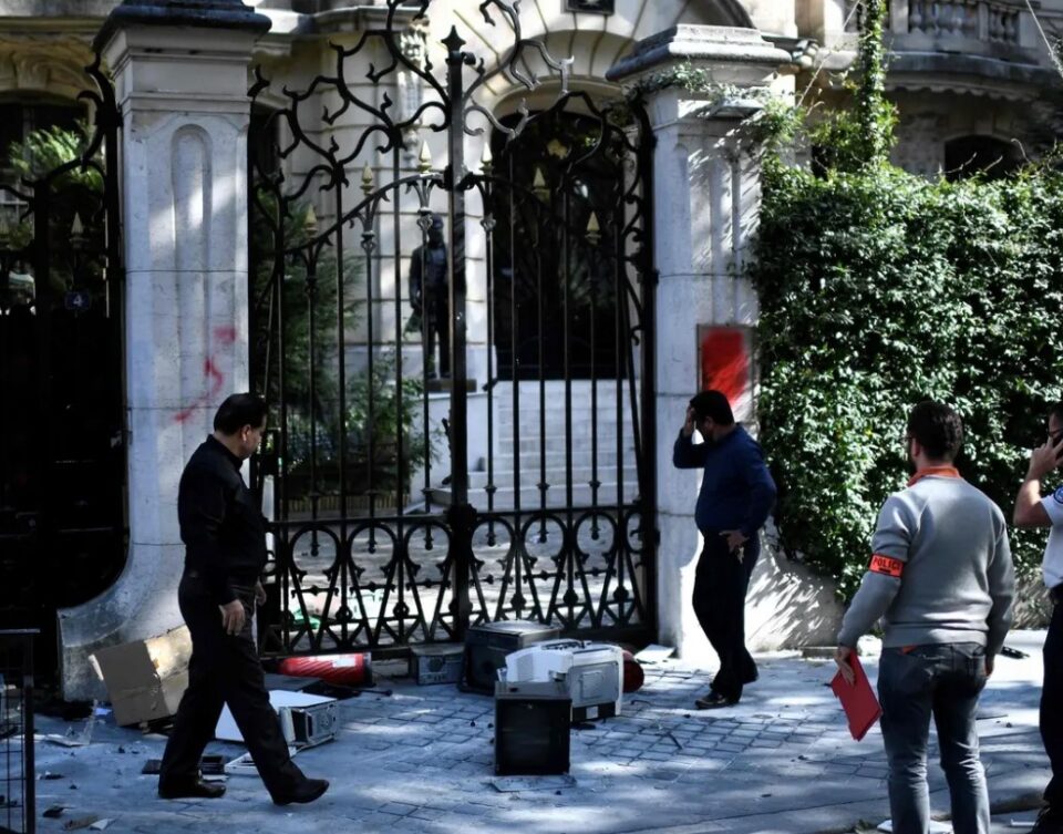 Полицијата со солзавец ги спречи демонстрантите да дојдат пред Иранската амбасада во Париз