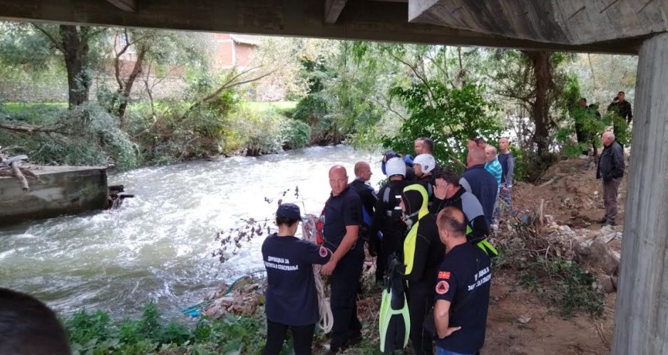 Се засилува потрагата по лицето кое со возило вчера падна во водите на реката Вардар 