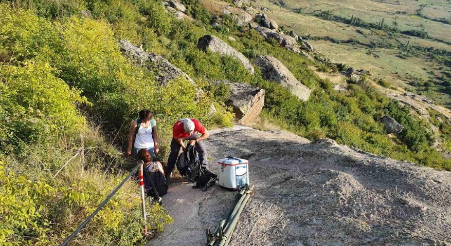 Спасени млади туристки од Полска: Паднале во пресек од карпа над провлија кај „Трескавец“ (ФОТО+ВИДЕО)