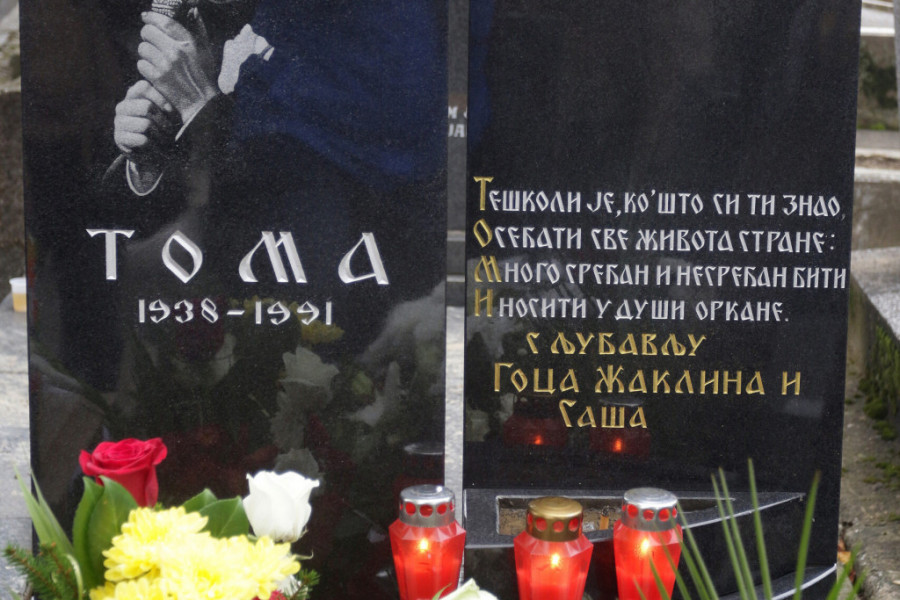 Таа прва дојде на поменот на Тома Здравковиќ кој почина на денешен ден пред 31 година – облечена во црно не можеше да се воздржи од солзите