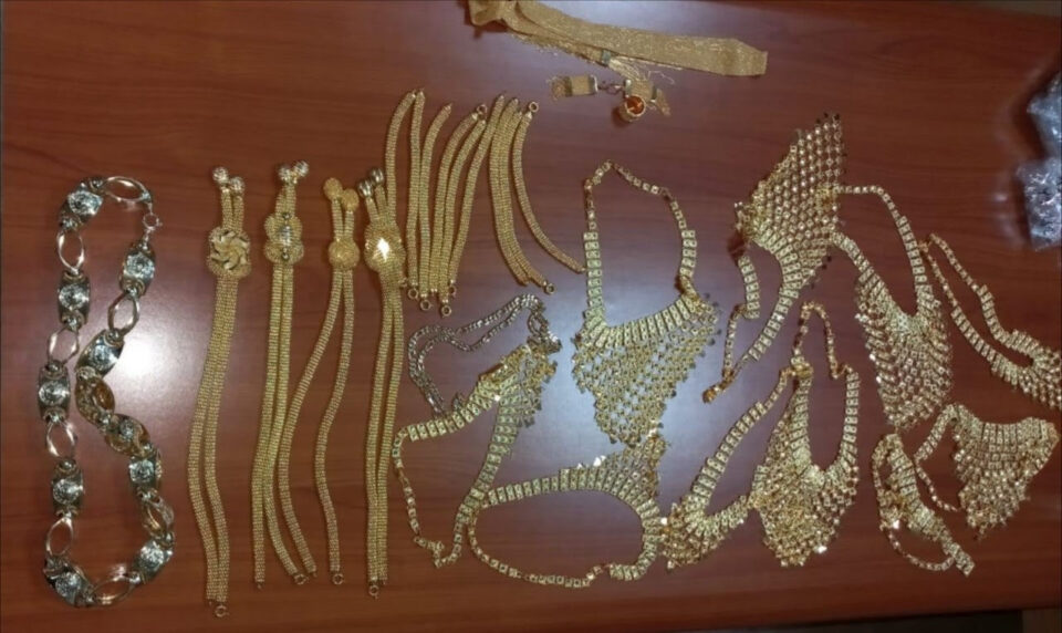 ФОТО: Спречен обид за криумчарење златен и сребрен накит на ГП „Богородица“