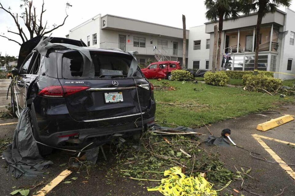 ВИДЕО: Ијан ја опустоши Флорида, ветровите со брзина од 185 км/ч, два милиони домови останаа без струја