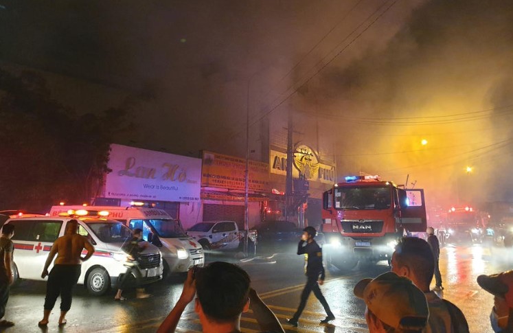 Расте бројот на загинати во пожарот во караоке бар во Виетнам