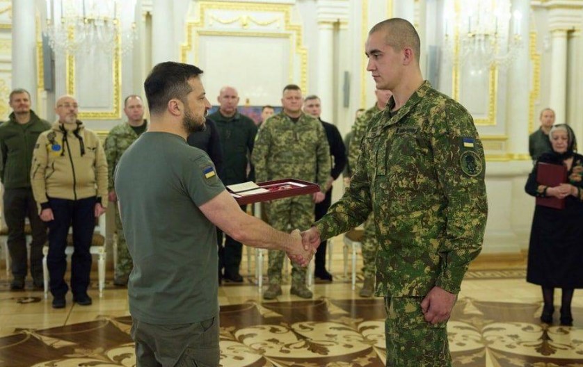 Овој војник има само 19 години, а соборил шест руски авиони – Зеленски го одликуваше како „Херој на Украина“