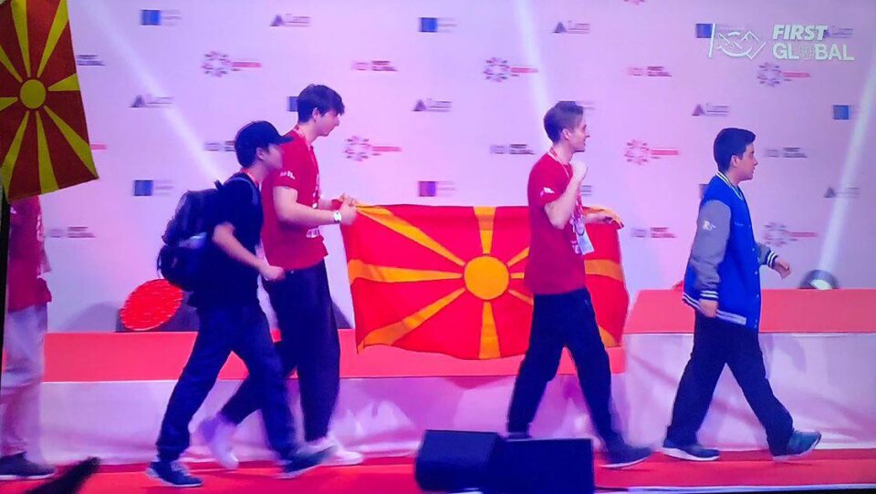 ТРЕТИ ВО СВЕТОТ – Македонски средношколци се враќаат со бронзени медали од светскиот натпревар по роботика „FIRST Global Challenge“ (ФОТО)