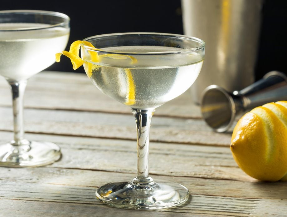 Секогаш е погрешно во филмовите: Рецепт за „вистинско“ мартини какво што пие Џејмс Бонд
