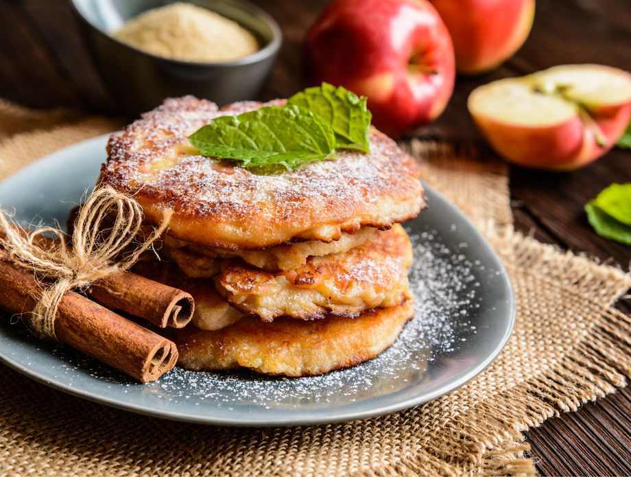 Палачинки со јаболка: Најлесниот рецепт за вистински есенски доручек