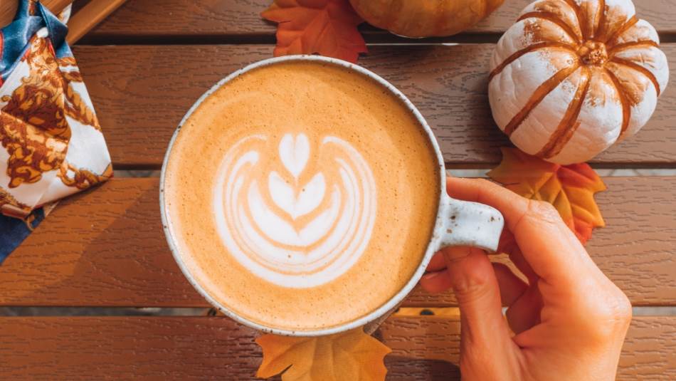 РЕЦЕПТ ЗА НАЈПОПУЛАРНИОТ ЕСЕНСКИ ПИЈАЛОК: Како да направите домашно pumpkin spice latte?