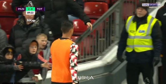 ВИДЕО: Роналдо не го дочека свирежот на судијата и демонстративно ја напушти клупата на крајот од натпреварот против Тотенхем