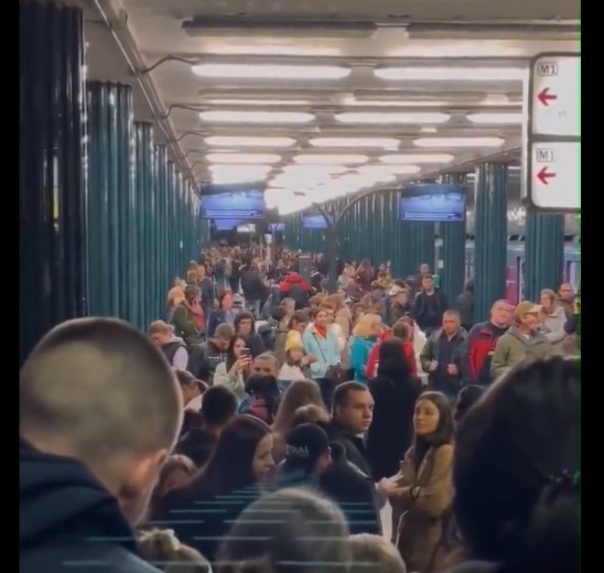 ВИДЕО: Граѓаните на Киев по руските напади се собраа во метро станиците и пееја