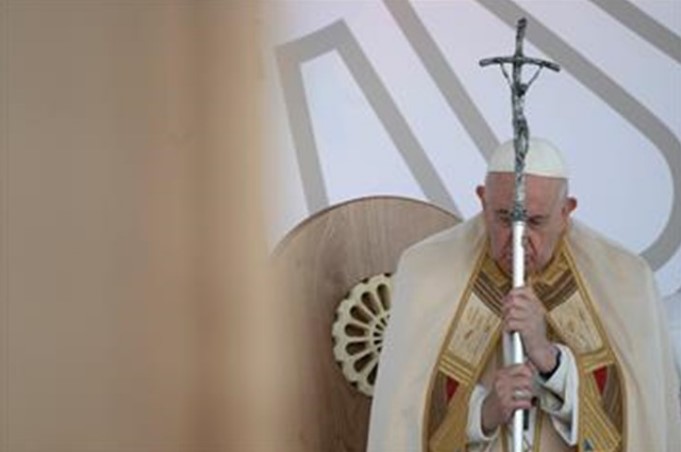 Папата Франциск го замоли Путин да ја запре спиралата на насилство и изрази жалење за анексијата