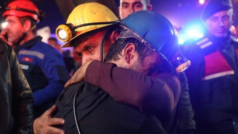Грција ѝ понуди помош на Турција во потрагата по преживеаните во експлозијата во рудникот