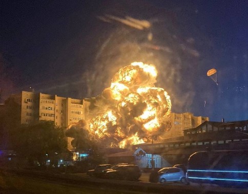 УЖАС КОЈ ЌЕ ГО ГЛЕДАТЕ БЕЗ ДА ТРЕПНЕТЕ – воен авион се заби во зграда во Русија, пламените јазици се шират во секунда (ВИДЕО)