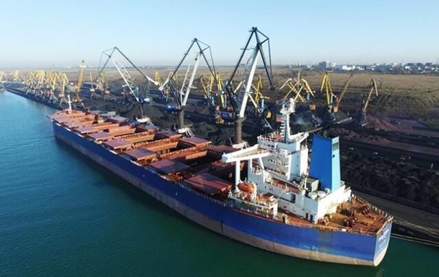 Блокирани товарните бродови со украинско жито во пристаништата
