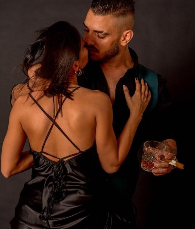 Исплива снимка од Дарко Лазиќ и неговата нова девојка додека се сами дома – пејачот го облија страстите, сака веднаш да ја жени! (ВИДЕО)