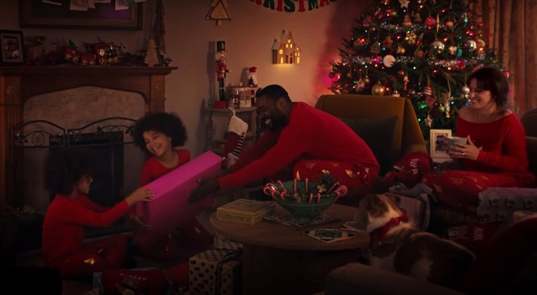 Новата божиќна реклама ги налути Британците: „Тоа е она што не е во ред со Божиќ“ (ВИДЕО)
