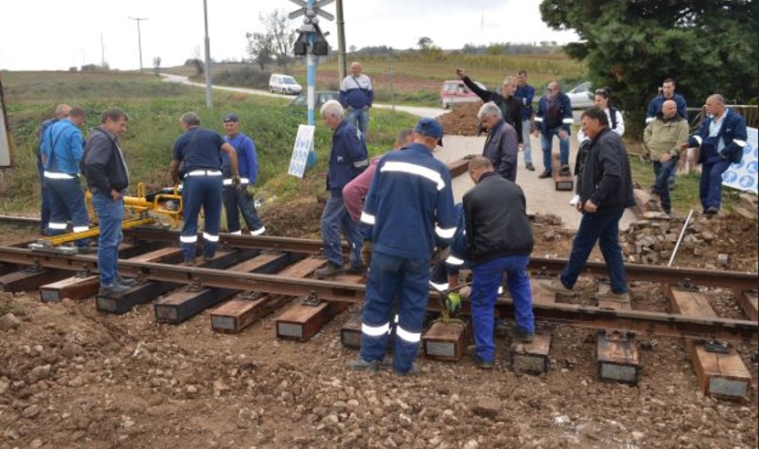 Започна реконструкција на железничкиот патен премин во Дељадровци