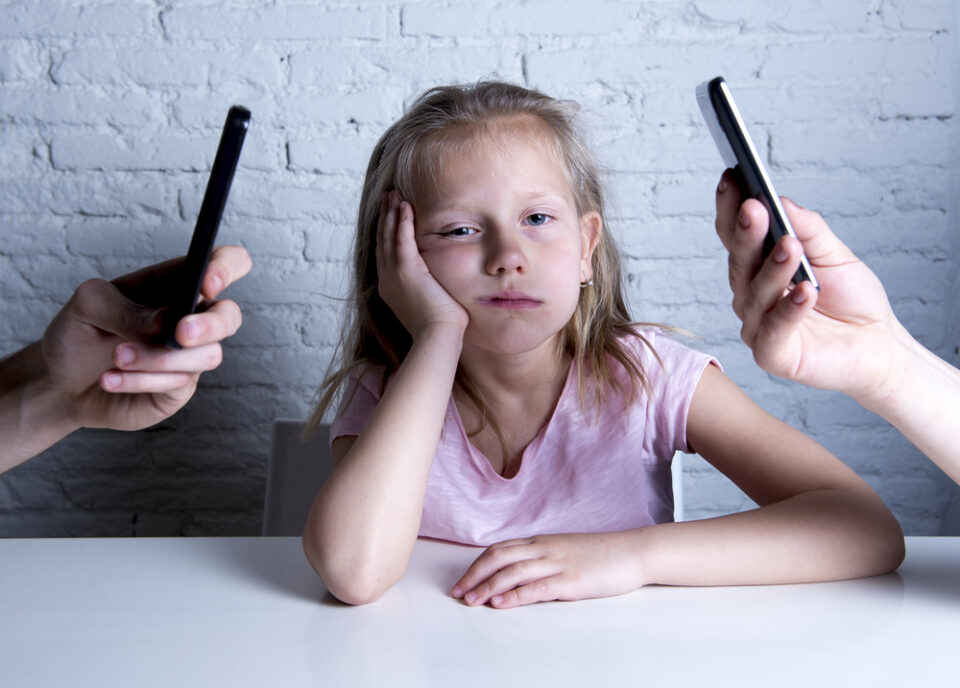 Не го запоставувајте детето поради телефонот, можни се лоши трајни последици