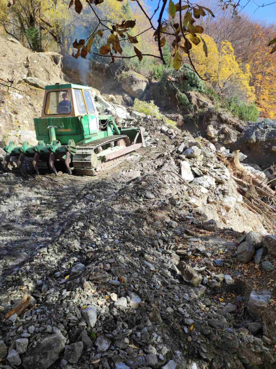 ФОТО: Се санира свлечиштето и каналот на хидроелектраната Врбен на ХЕС Маврово