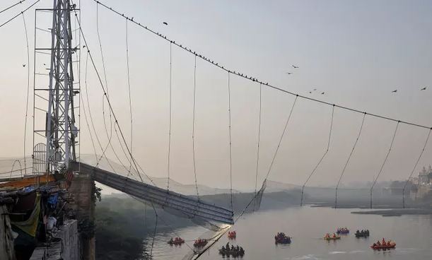 ВИДЕО: Најмалку 132 загинати при уривање на мост во Индија