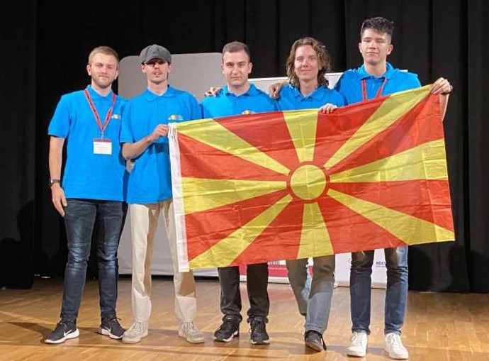 БРАВО: Млади македонски информатичари се закитија со сребрен и бронзен медал