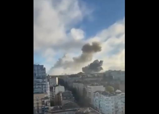 ВИДЕО: Сирените повторно се огласија рано утринава, одекнуваат експлозии во Киев