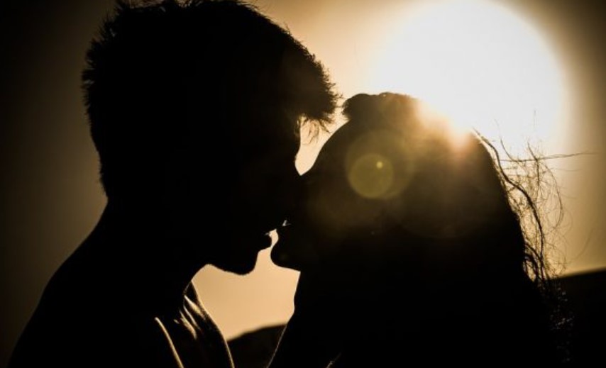 МОЌТА НА БАКНЕЖОТ: Што значи кога некој ќе ве бакне во чело, образ или рака?