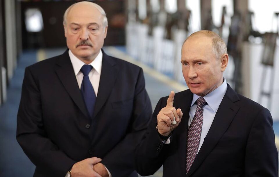 Лукашенко на Путин му подари трактор за неговиот 70-ти роденден