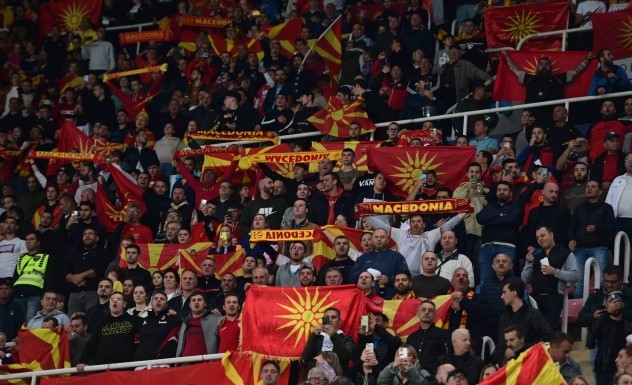 Македонците казнети за исвиркување на бугарската химна!