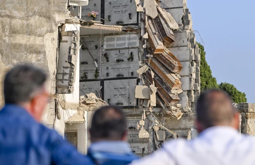 Морничави сцени од Неапол: Се урна дел од гробиштата – ковчезите отворени, некои висат (ВИДЕО)