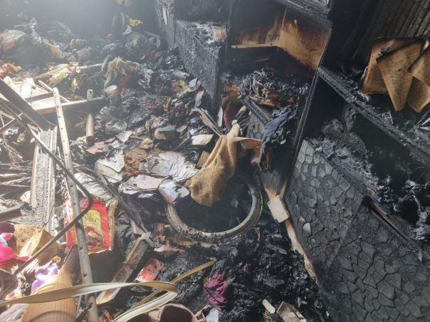 ФОТО: Се’ е пеплосано, еве како изгледа станот кој се запали вчера во Штип, жената собирала картони и пластика