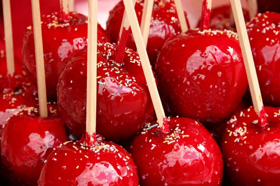 Зашеќерени јаболка: Прекрасниот вкус на детството и најпознатиот панаѓурски десерт (РЕЦЕПТ)
