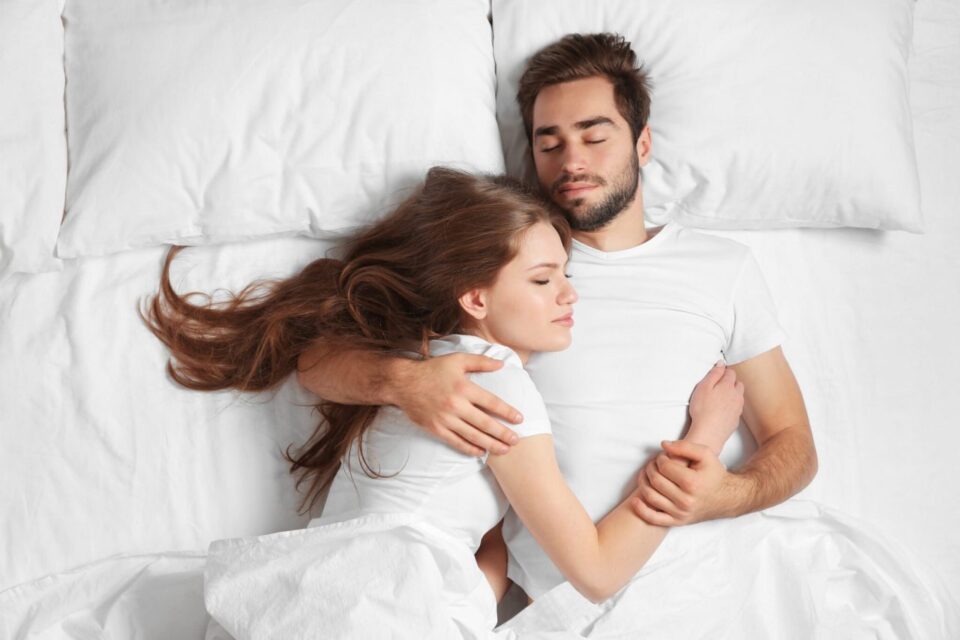 Тест за парови: Положбата во која спиете открива се за вашата врска