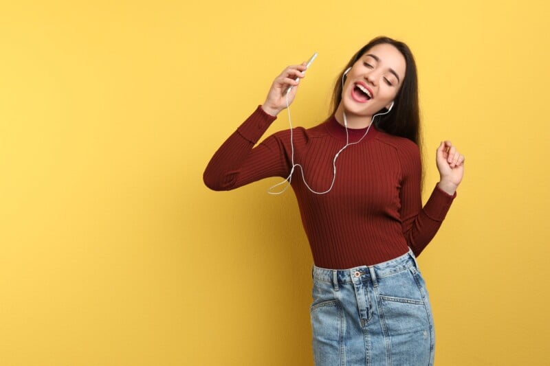 Како НАВИСТИНА влијае музиката на нашето здравје и што се случува во мозокот кога ќе ја чуеме ОМИЛЕНАТА ПЕСНА?